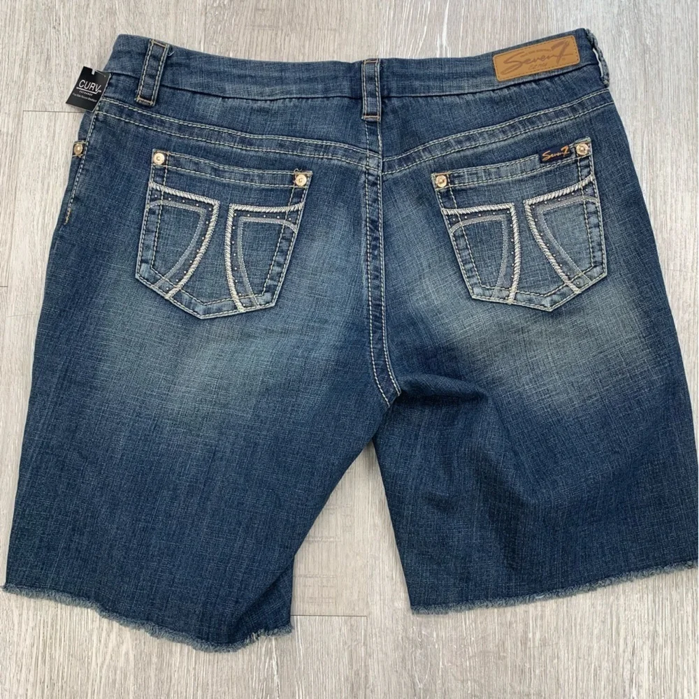 Women’s Seven7 Luxe Weekend Bermuda Shorts.  Size 18 y2k